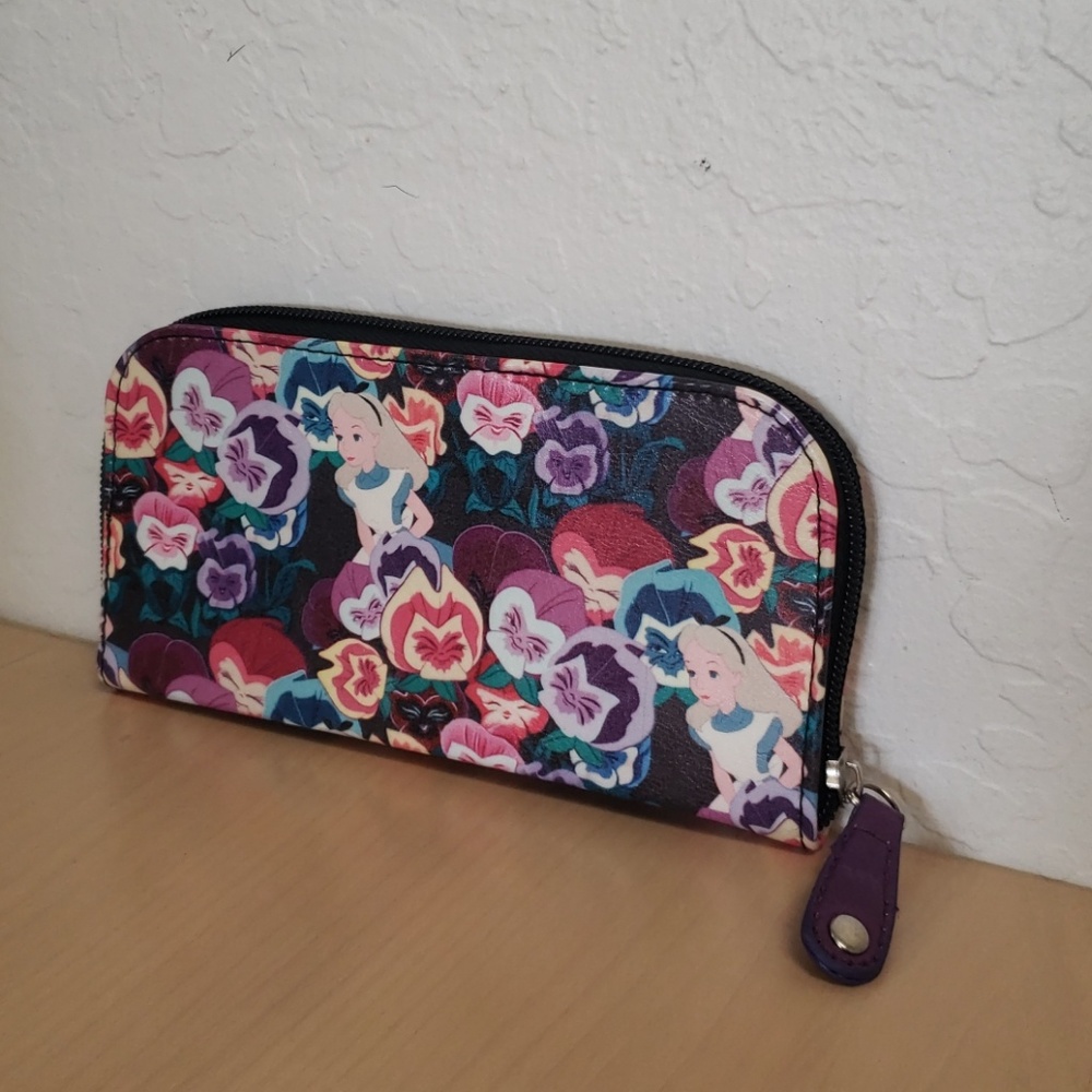 NWOT Loungefly Alice In Wonderland Brush Set